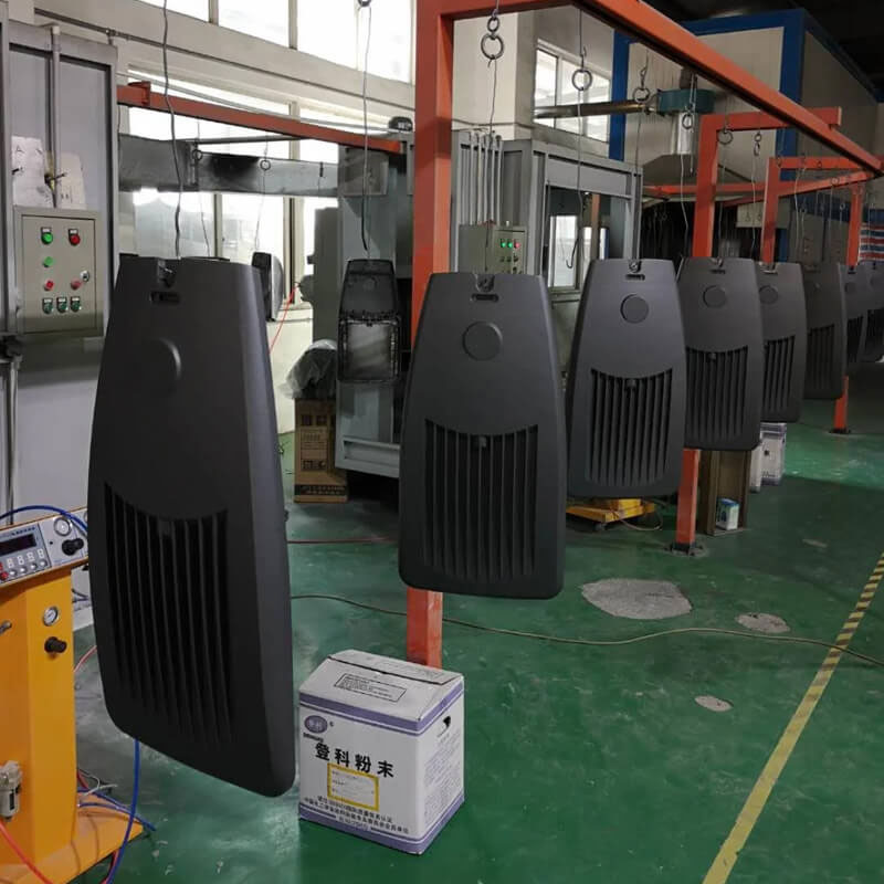 How to spray powder on LED street light housing ? Kā izsmidzināt pulveri uz LED ielu apgaismojuma korpusa?